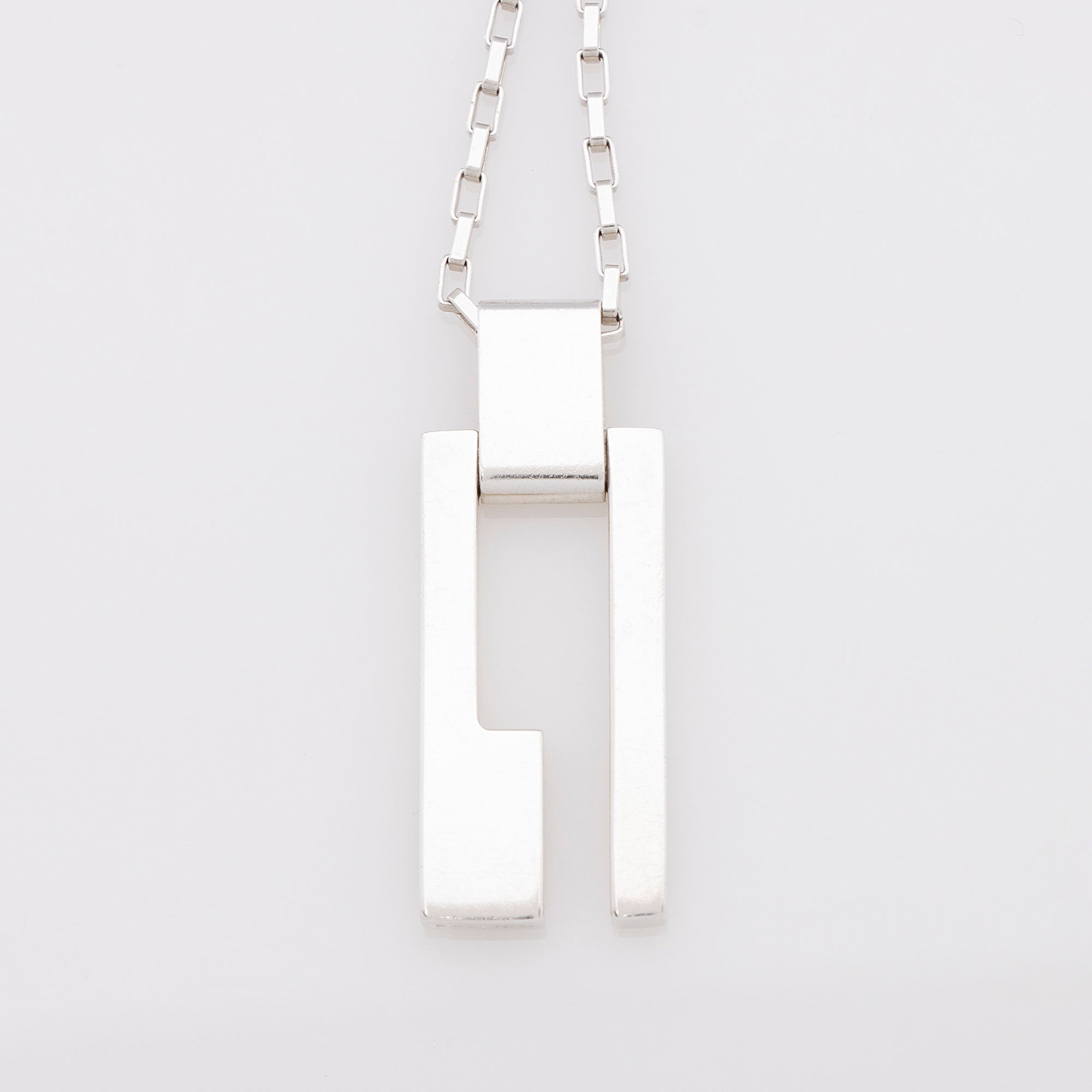 Gucci Sterling Silver Open Logo Plate Chain Link Necklace