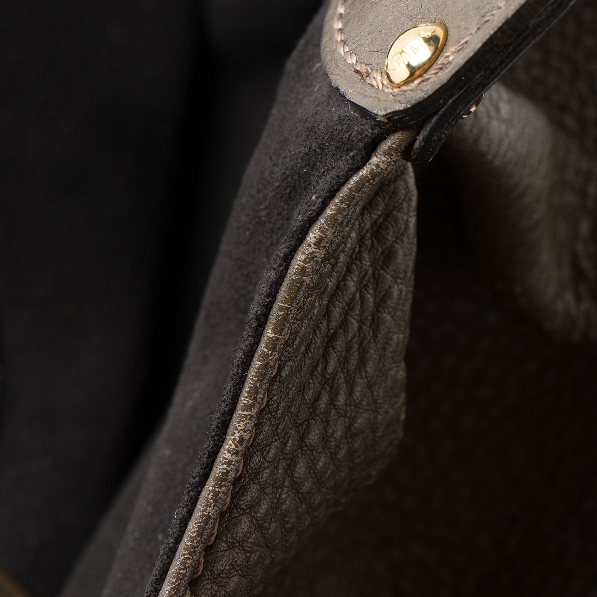 Louis Vuitton Mahina Leather L Hobo