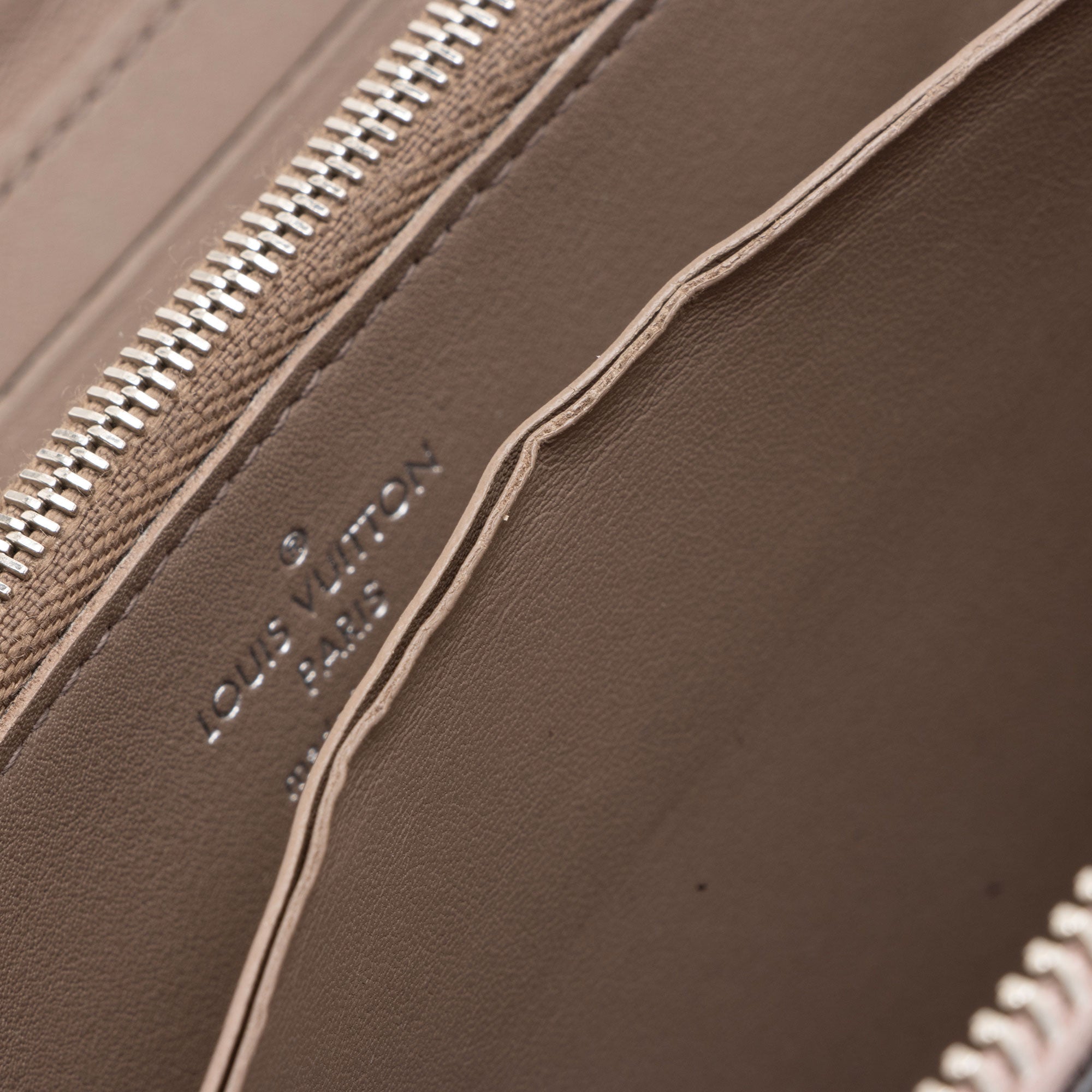 Louis Vuitton Veau Cachemire Comete Zip Around Wallet