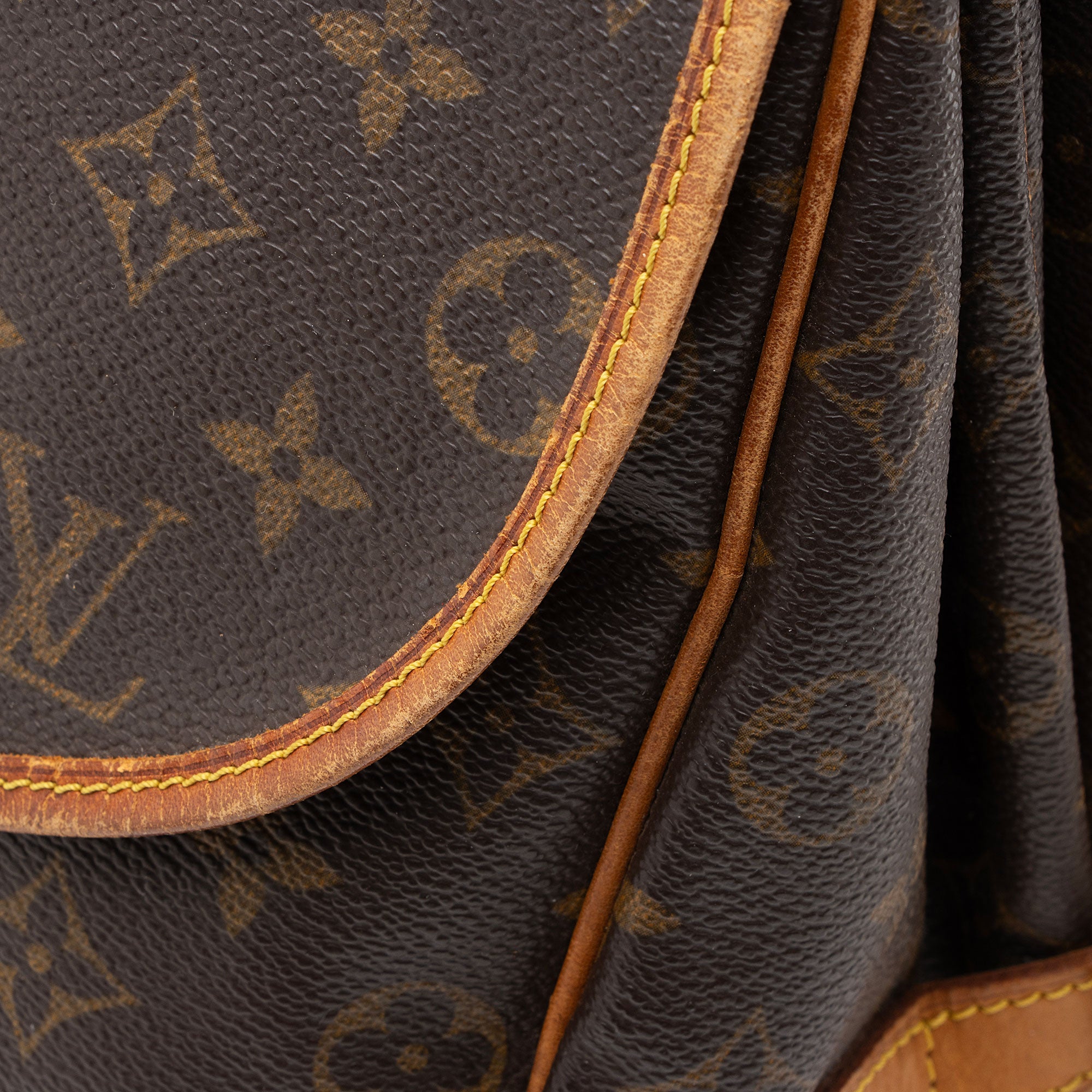 Louis Vuitton Vintage Monogram Canvas Saumur 35 Messenger